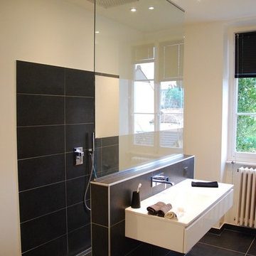 Salle de bains avec baignoire îlot et douche contemporaine