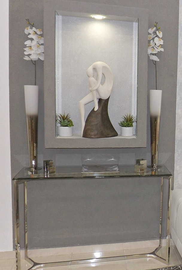 grey shliht on wall separating salon from dining area. chrome elements