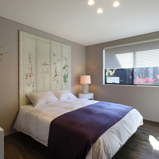 Esempio di una camera degli ospiti etnica con pareti beige, pavimento in gres porcellanato e pavimento marrone