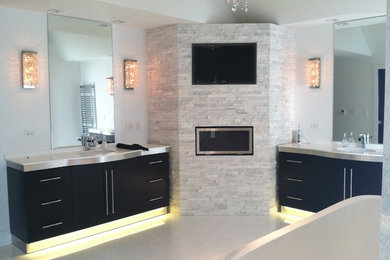 Inspiration for a contemporary bathroom remodel in Chicago