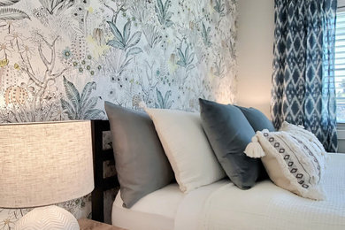 Ejemplo de habitación de invitados moderna pequeña con paredes multicolor, suelo laminado y suelo beige