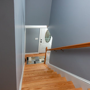 Idéer för att renovera en mellanstor vintage hall, med grå väggar, mellanmörkt trägolv och orange golv