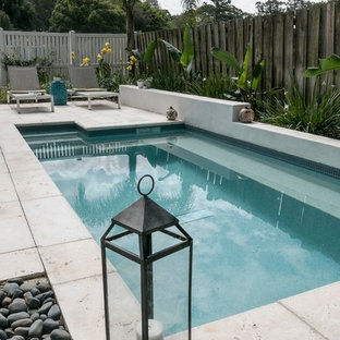 ジャクソンビルの小さいオーダーメイドコンテンポラリースタイルのおしゃれな裏庭プール (コンクリート敷き	) の写真