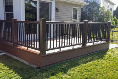 Inspiration for a timeless deck remodel in Chicago