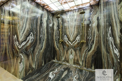 Свежая идея для дизайна: ванная комната в современном стиле с двойным душем и мраморным полом - отличное фото интерьера