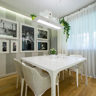 トゥーリンの中サイズのコンテンポラリースタイルのLDKの画像 (マルチカラーの壁、淡色無垢フローリング)