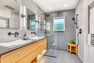 Example of a minimalist bathroom design in Seattle