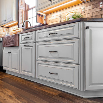 Starmark Maple Ridgeville Kitchen in Macadamia & Shale w/ Chocolate Glaze