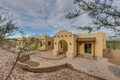 Mid-sized southwestern yellow one-story stucco exterior home idea in Phoenix