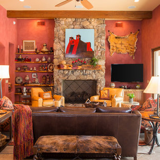 Mittelgroßes, Offenes Mediterranes Wohnzimmer mit roter Wandfarbe, Kalkstein, Kamin, Kaminsims aus Stein, Wand-TV und beigem Boden in Phoenix
