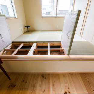 Ispirazione per una piccola camera matrimoniale etnica con pareti beige, parquet chiaro, nessun camino e pavimento beige