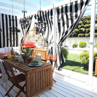 ニューヨークのエクレクティックスタイルのおしゃれなデッキの写真