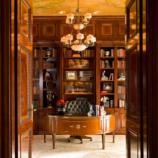 Idee per un ufficio classico di medie dimensioni con parquet scuro e scrivania autoportante