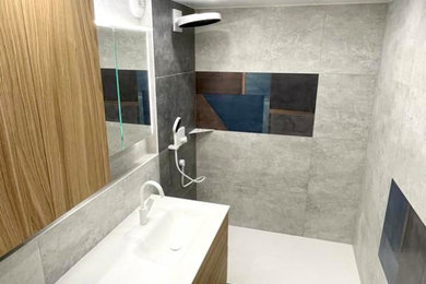 Inspiration pour une salle de bain principale minimaliste en bois clair de taille moyenne avec un espace douche bain, un carrelage gris, un mur gris, une grande vasque, un sol gris, une cabine de douche à porte battante, un plan de toilette blanc, meuble simple vasque et meuble-lavabo suspendu.
