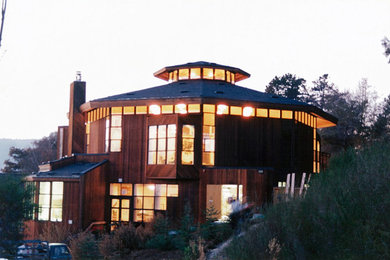 Imagen de fachada de casa beige tradicional renovada de tamaño medio de tres plantas con revestimiento de madera y tejado de teja de madera