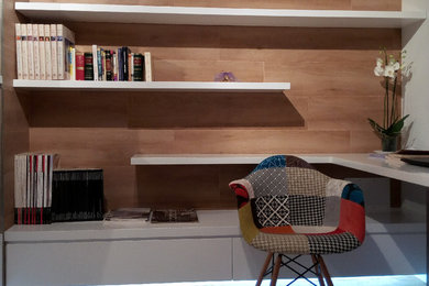 Bild på ett mellanstort nordiskt hemmastudio, med klinkergolv i porslin och ett inbyggt skrivbord