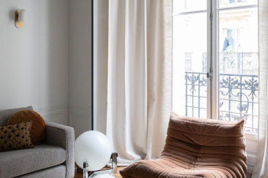 Mittelgroßes, Offenes Modernes Wohnzimmer ohne Kamin mit weißer Wandfarbe und hellem Holzboden in Paris