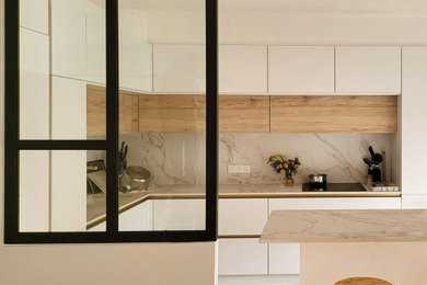Réalisation d'une cuisine ouverte blanche et bois minimaliste en L de taille moyenne avec un évier encastré, un placard à porte affleurante, des portes de placard blanches, plan de travail en marbre, une crédence blanche, une crédence en marbre, un sol en bois brun, îlot et un plan de travail blanc.