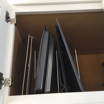 Refrigerator cabinet with tray dividers