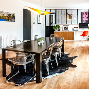 ブレストの広いエクレクティックスタイルのLDKの画像 (白い壁、無垢フローリング)