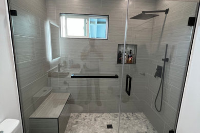 Bathroom - mid-century modern bathroom idea in Los Angeles
