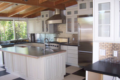 Kitchen photo in Los Angeles