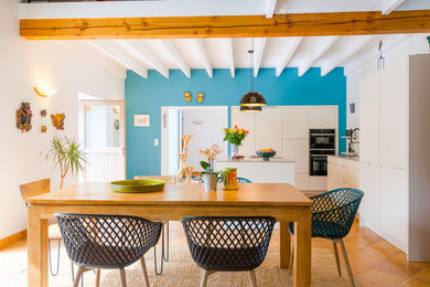 Aménagement d'une salle à manger contemporaine.