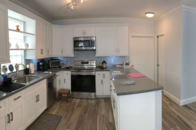 Kitchen - modern kitchen idea in Miami