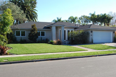 Mid-sized transitional one-storey stucco beige house exterior in Orange County with a hip roof and a shingle roof.