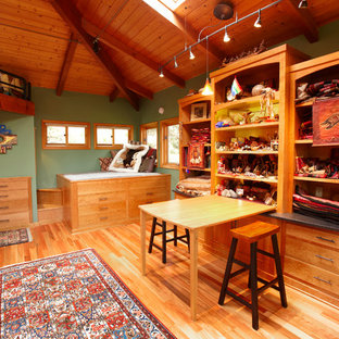 Esempio di una stanza da lavoro rustica con pareti verdi, pavimento in legno massello medio e scrivania incassata