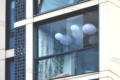 На фото: балкон и лоджия в скандинавском стиле с металлическими перилами с