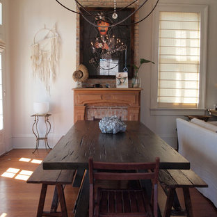 ニューオリンズのエクレクティックスタイルのLDKの画像 (白い壁、濃色無垢フローリング、標準型暖炉、レンガの暖炉まわり)