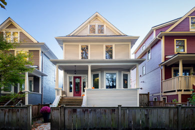 Transitional front porch idea in Vancouver