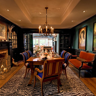 Idéer för att renovera en mellanstor vintage separat matplats, med mörkt trägolv, en standard öppen spis, en spiselkrans i tegelsten och gröna väggar