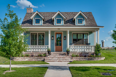 Foto de fachada de casa azul y gris de estilo americano pequeña de una planta con revestimiento de aglomerado de cemento, tejado a dos aguas, tejado de teja de madera y tablilla