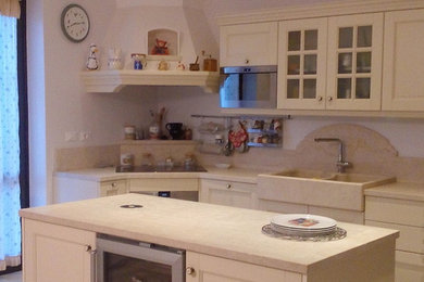 Esempio di una cucina classica con top in marmo