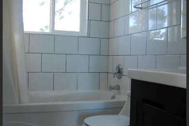 カルガリーにあるお手頃価格の小さなトラディショナルスタイルのおしゃれなマスターバスルーム (シェーカースタイル扉のキャビネット、濃色木目調キャビネット、アルコーブ型浴槽、シャワー付き浴槽	、分離型トイレ、白いタイル、セラミックタイル、セラミックタイルの床、ベッセル式洗面器、人工大理石カウンター、白い壁) の写真