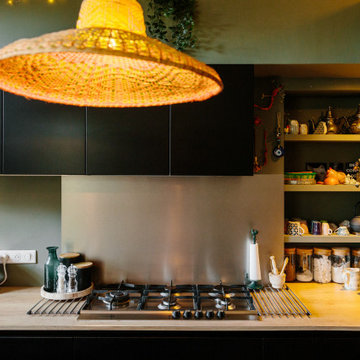 Une cuisine noire et bois
