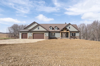 Inspiration for an exterior home remodel in Cleveland