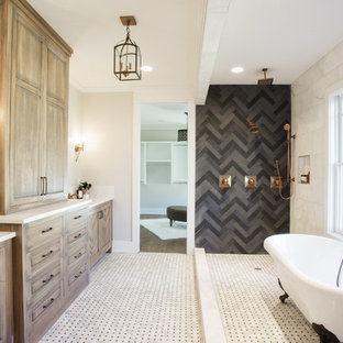 Badezimmer mit Löwenfuß-Badewanne und offener Dusche Ideen, Design