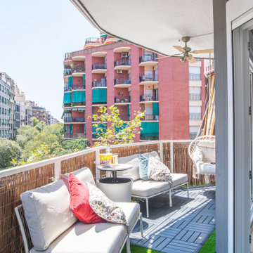 Terraza Urbana con Zona de Relax, Columpio y Estilo Natural