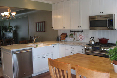 Example of a classic kitchen design in Vancouver