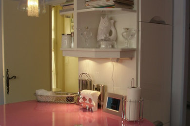Modelo de cocina retro grande cerrada con armarios con paneles lisos, puertas de armario blancas, salpicadero rosa y suelo de baldosas de cerámica
