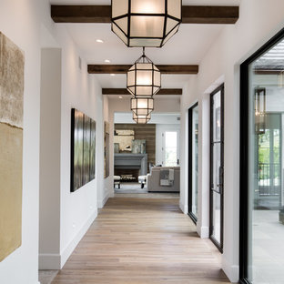 Klassisk inredning av en mycket stor hall, med vita väggar och ljust trägolv