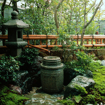 つくばいのある風景