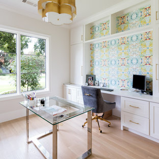 Idéer för att renovera ett vintage hemmabibliotek, med flerfärgade väggar, ljust trägolv, ett fristående skrivbord och beiget golv