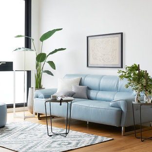 東京23区の北欧スタイルのおしゃれなリビング (白い壁、無垢フローリング、ベージュの床) の写真