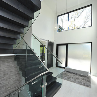 Modelo de escalera en U, contemporánea, de tamaño medio, con escalones de madera pintada y contrahuellas de madera pintada