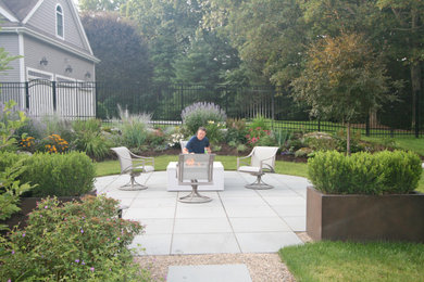 Modelo de jardín clásico renovado grande en patio trasero con exposición total al sol y adoquines de piedra natural