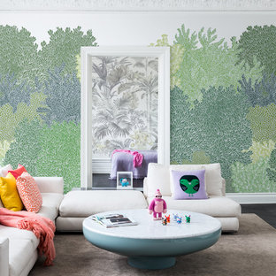 Bild på ett funkis vardagsrum, med gröna väggar, mörkt trägolv och svart golv